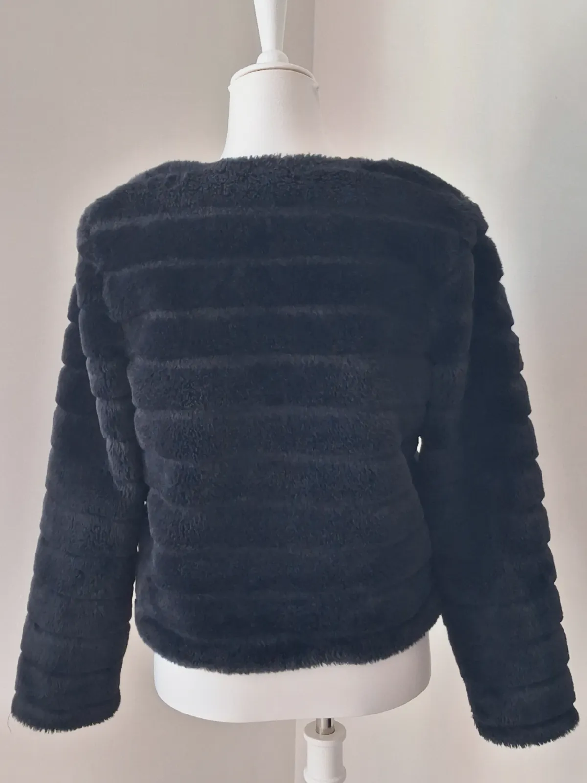 Veste courte en fausse fourrure noire – Jennifer – taille S 4