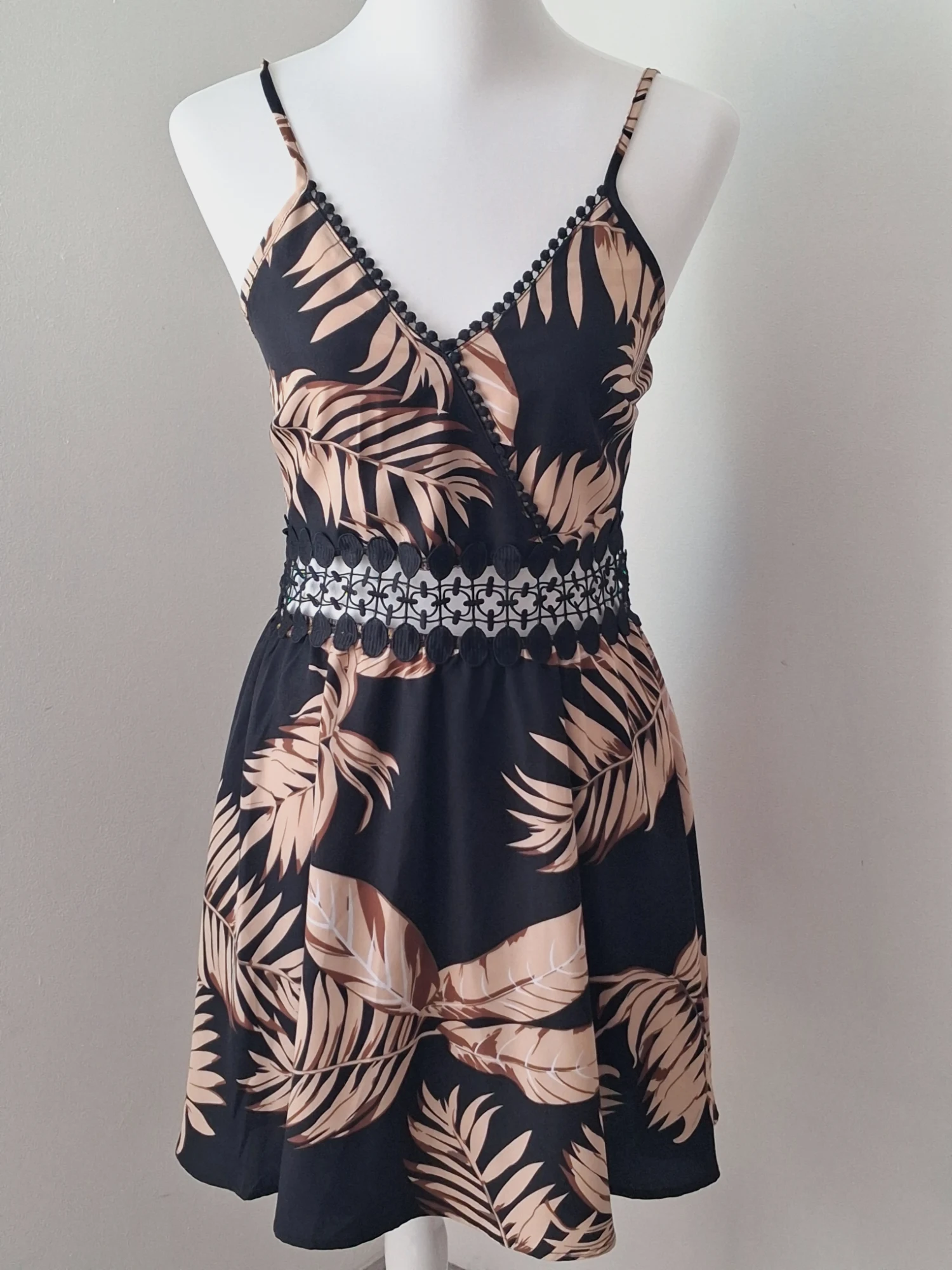 Robe courte à bretelles motif tropical