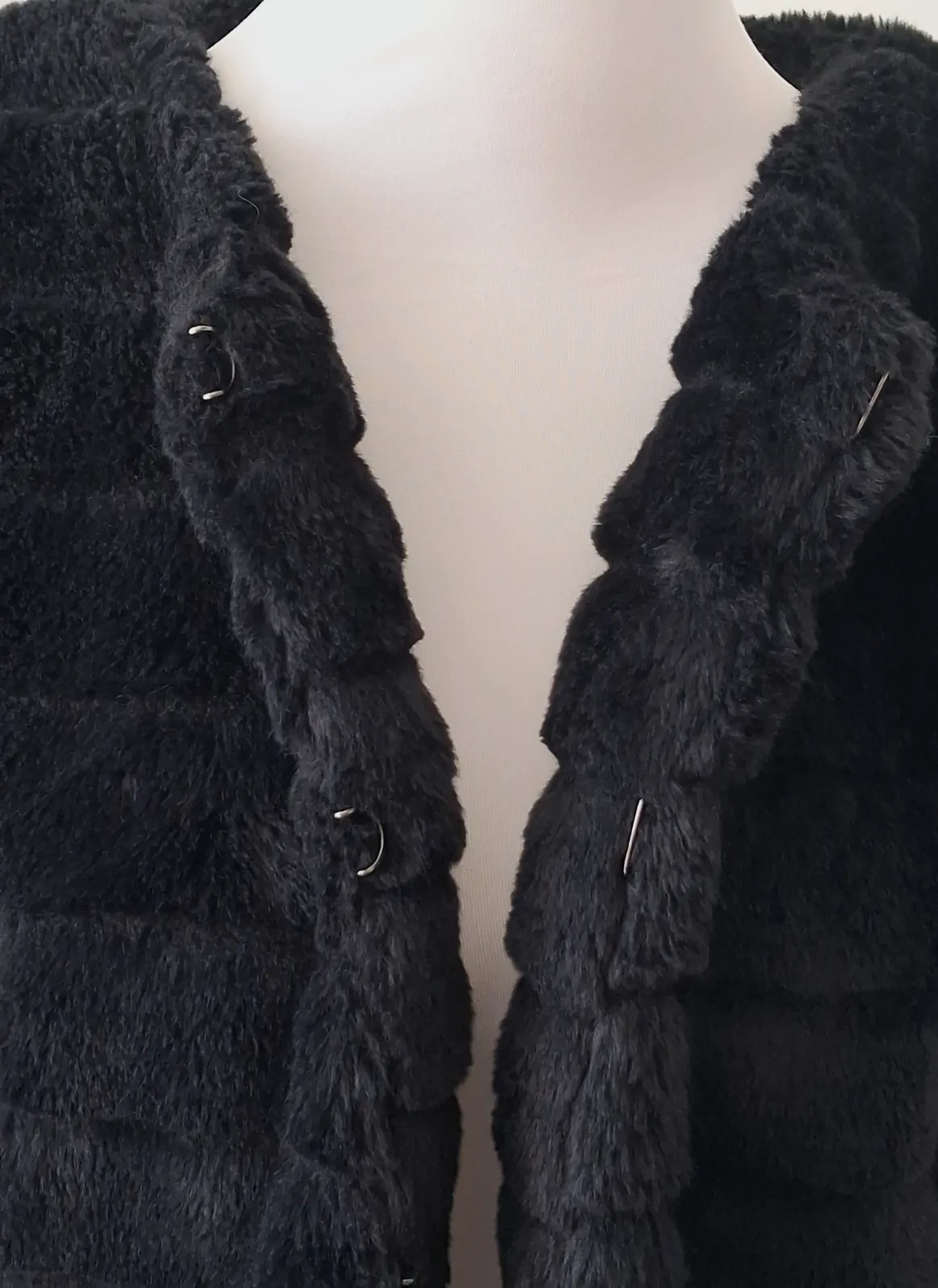 Veste courte en fausse fourrure noire – Jennifer – taille S 5