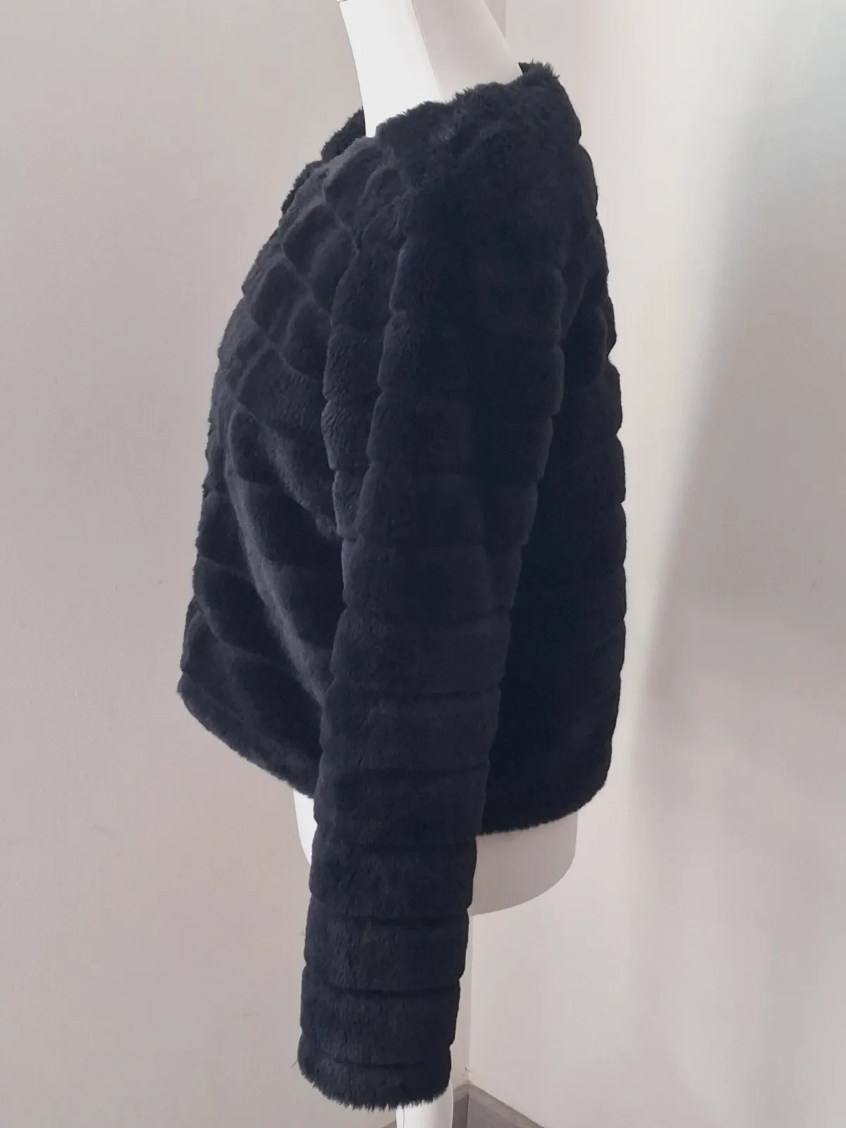 Veste courte en fausse fourrure noire – Jennifer – taille S 3