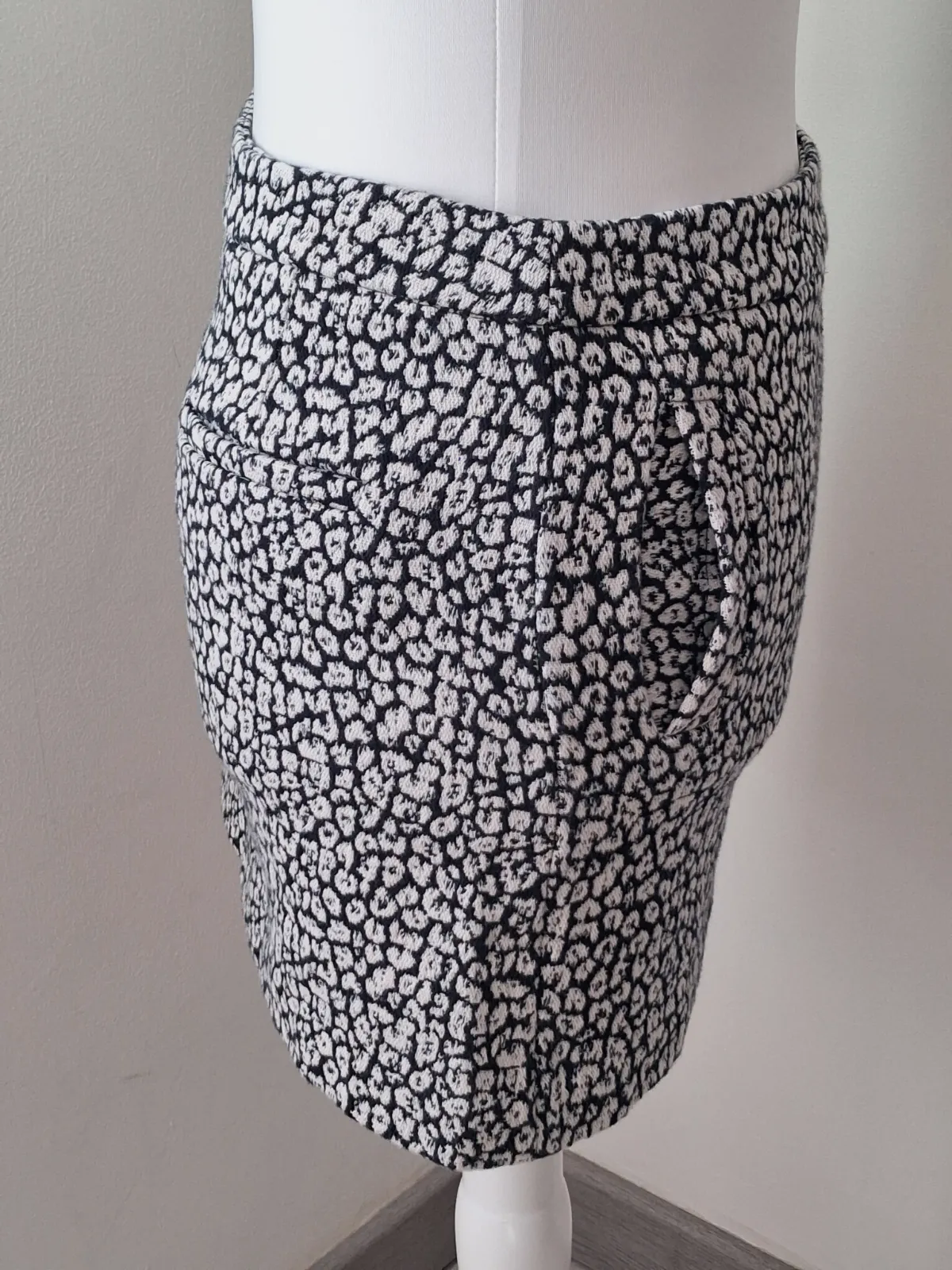 Jupe courte jacquard motif léopard noir et blanc – Mango – taille 34 2