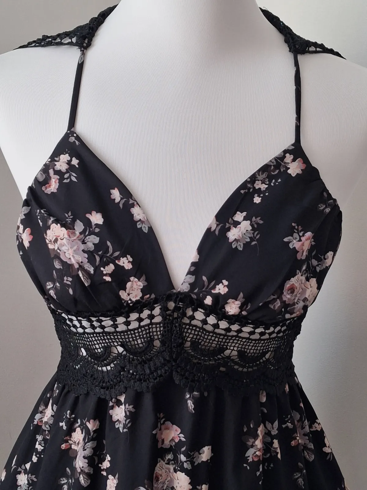 Robe courte fleurie dos nu avec dentelle – Shein – taille S 4