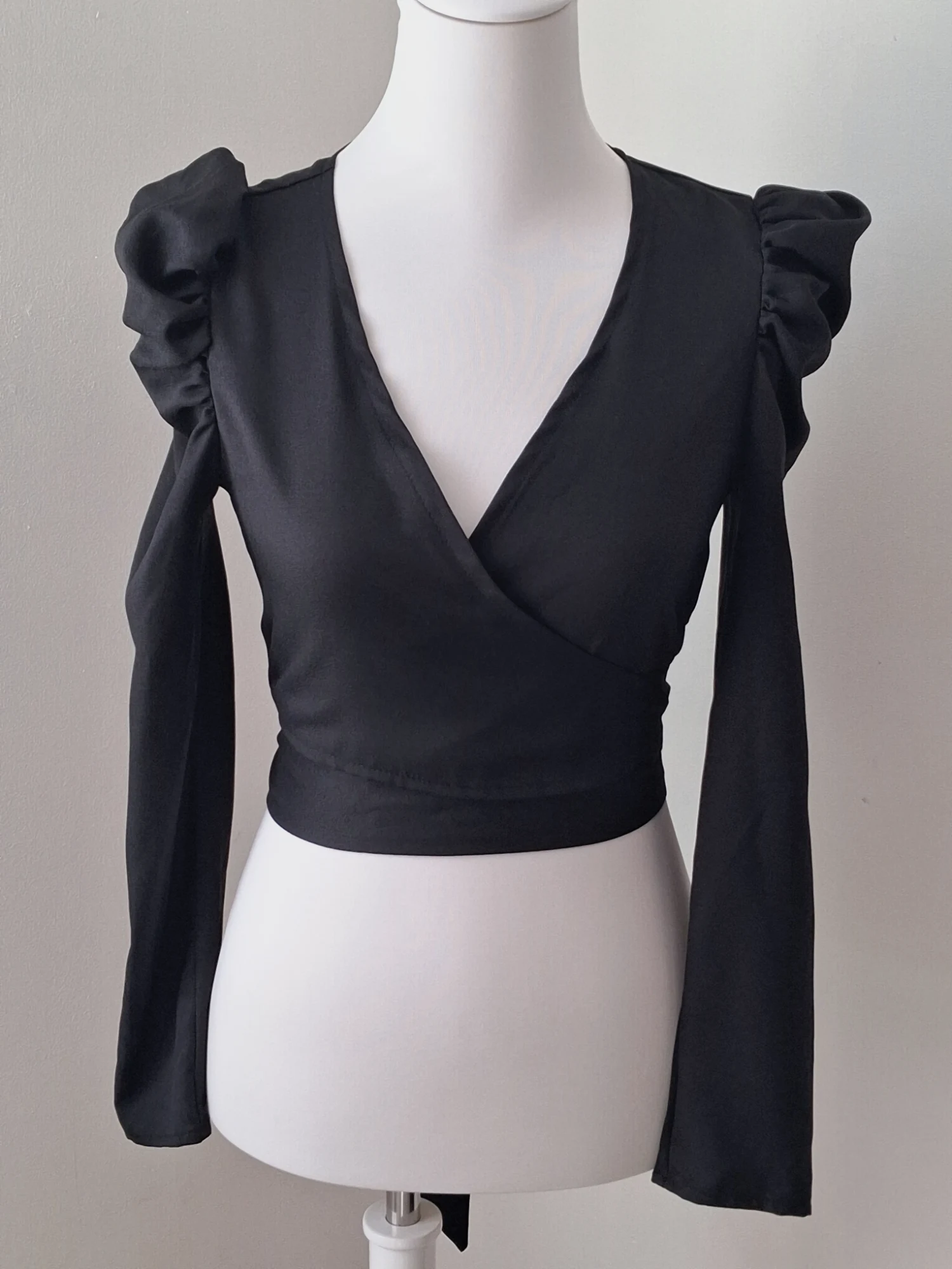 Crop top cache-cœur noir à manches bouffantes