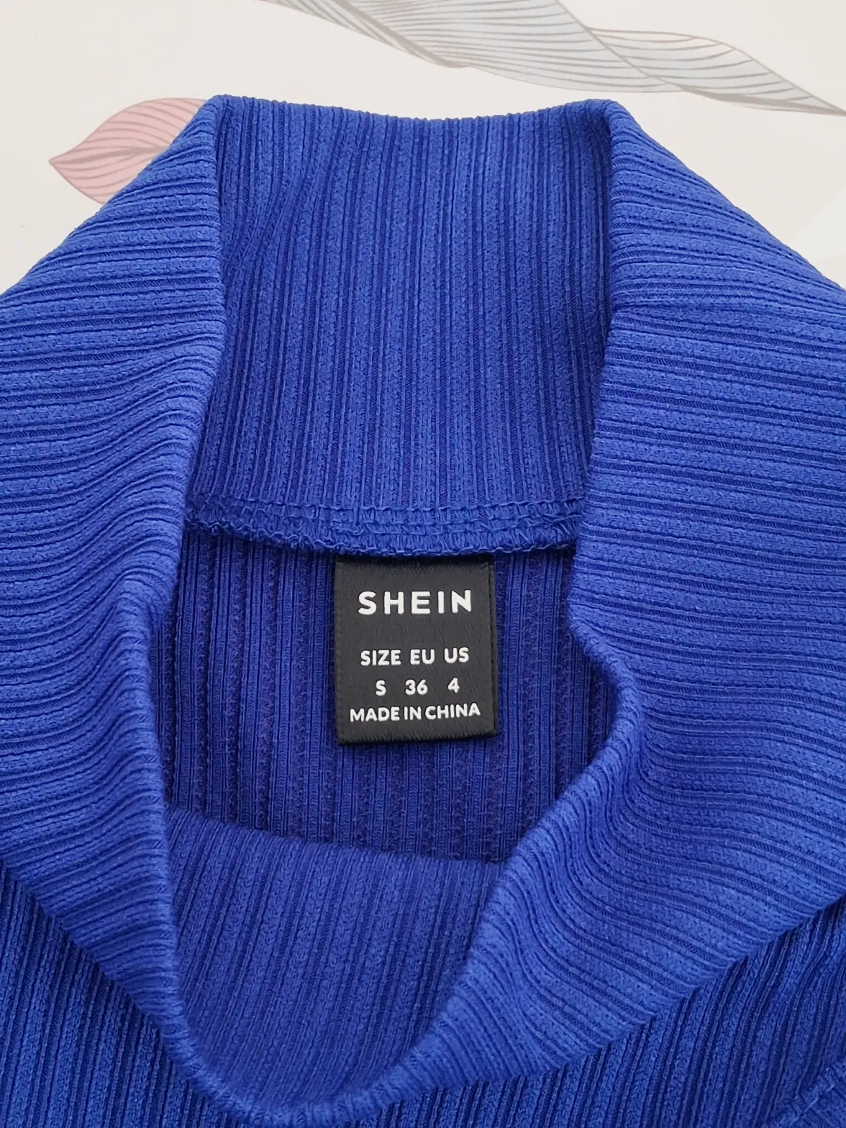 Haut bleu roi côtelé col montant découpe – Shein – taille S 5