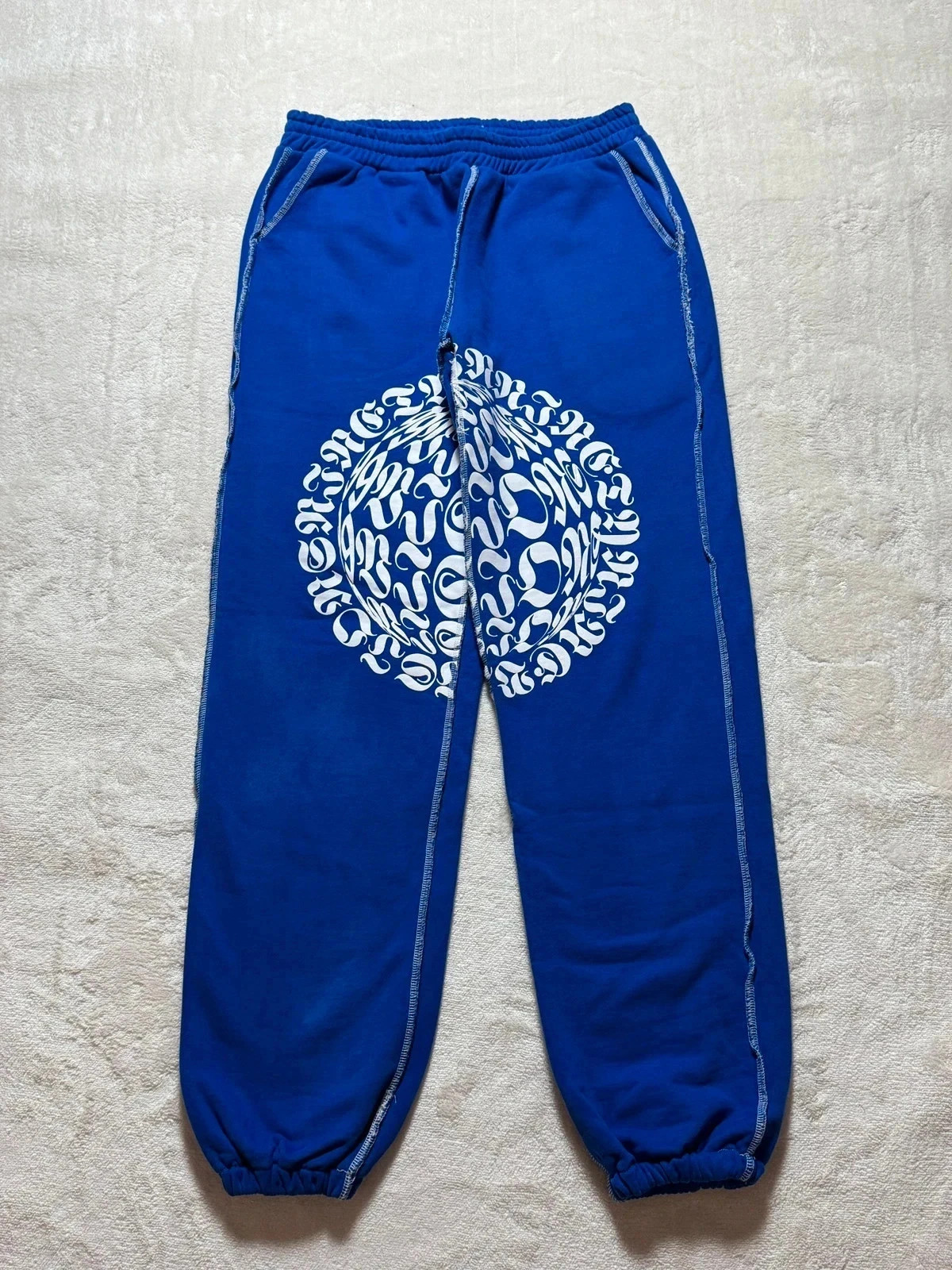 Pantalon streetwear 99Visions large imprimé surpiqûres contrastées Bleu en coton Homme Taille L – 99visions – taille L 2