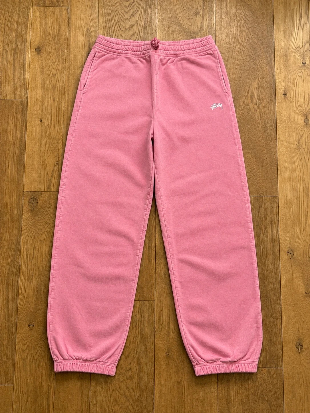 Pantalon de jogging Stussy Stock Logo Pant rose en molleton de coton délavé Taille L – Stüssy – taille L 2