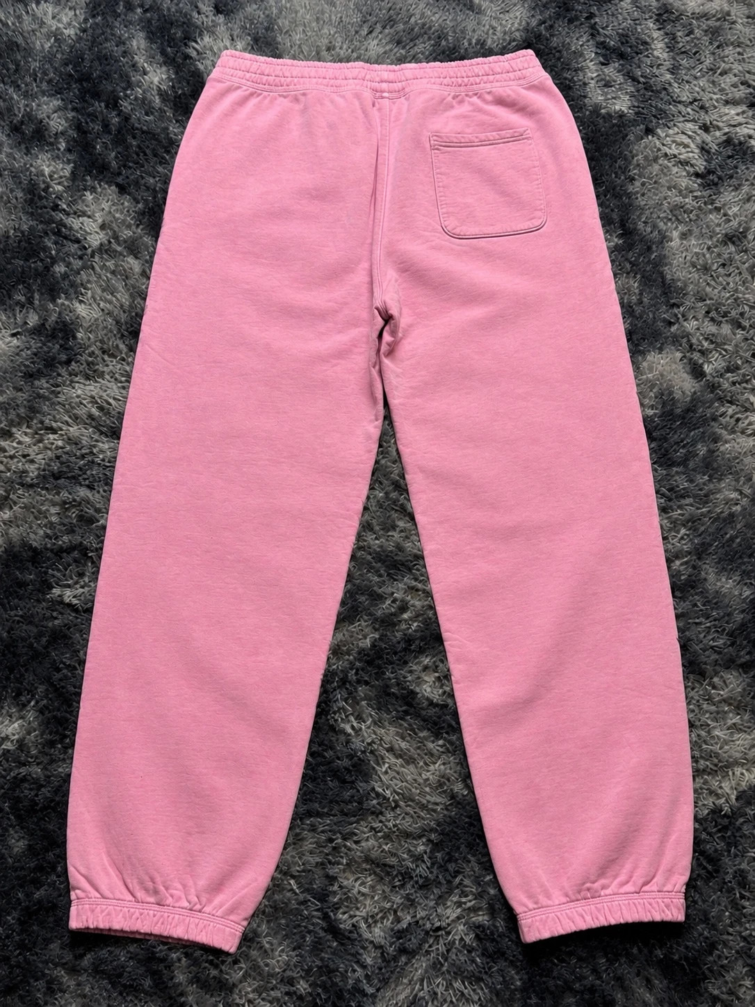 Pantalon de jogging Stussy Stock Logo Pant rose en molleton de coton délavé Taille L – Stüssy – taille L 4
