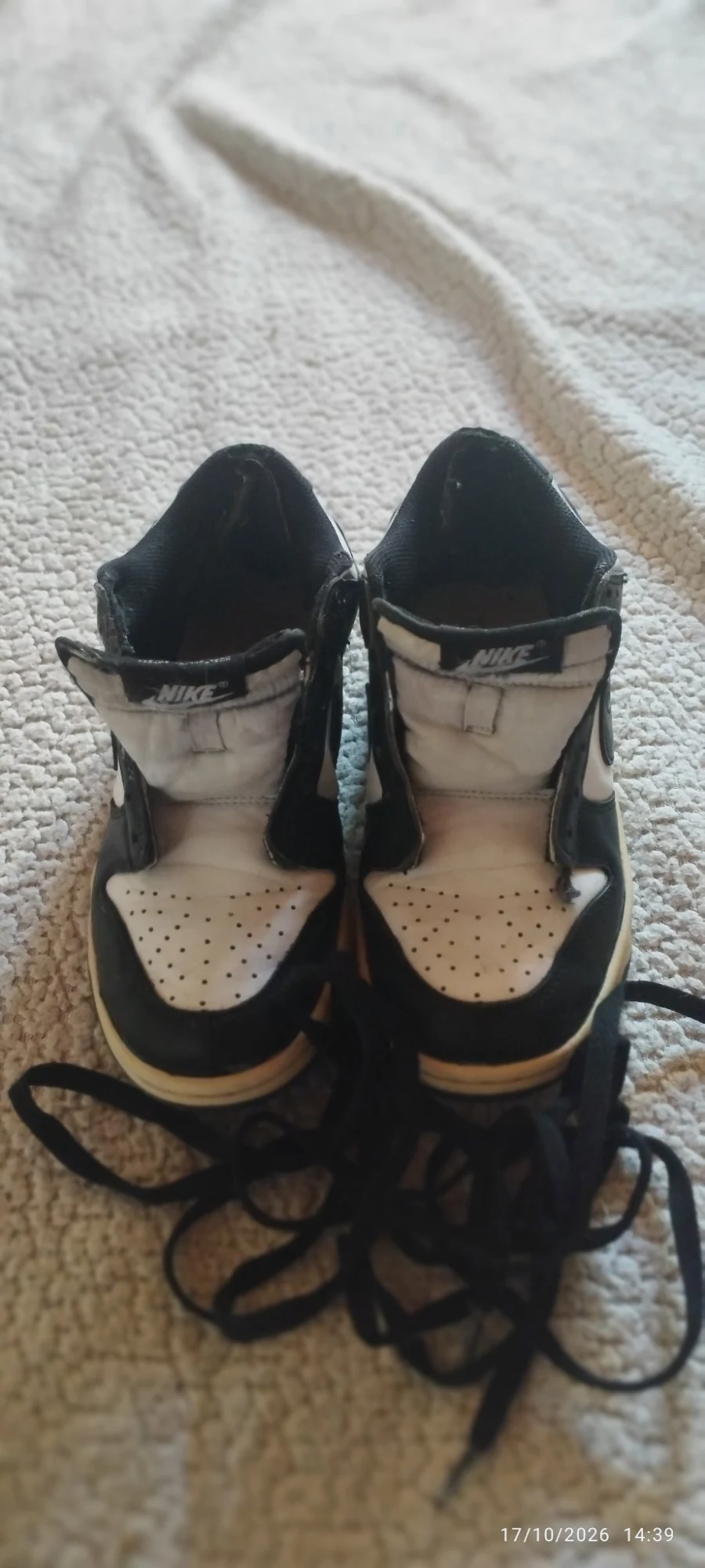 Baskets Nike Air Jordan 1 Mid (ou Dunk Low) Noires et Blanches – Pointure [38.5)
