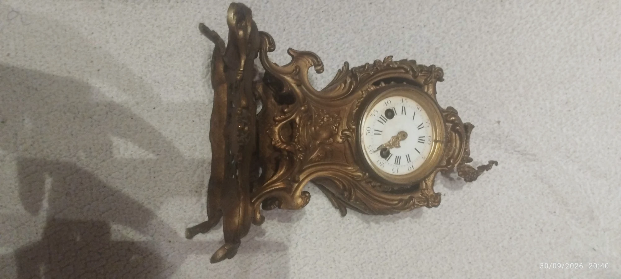 Pendule de cheminée ancienne en bronze de style Louis XV / Rococo + Socle