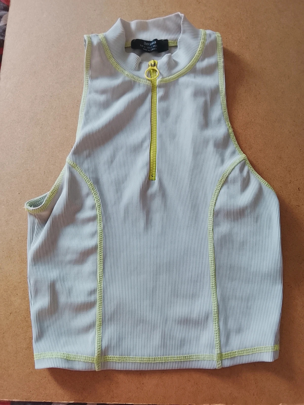 Crop top Bershka zippé gris et vert fluo