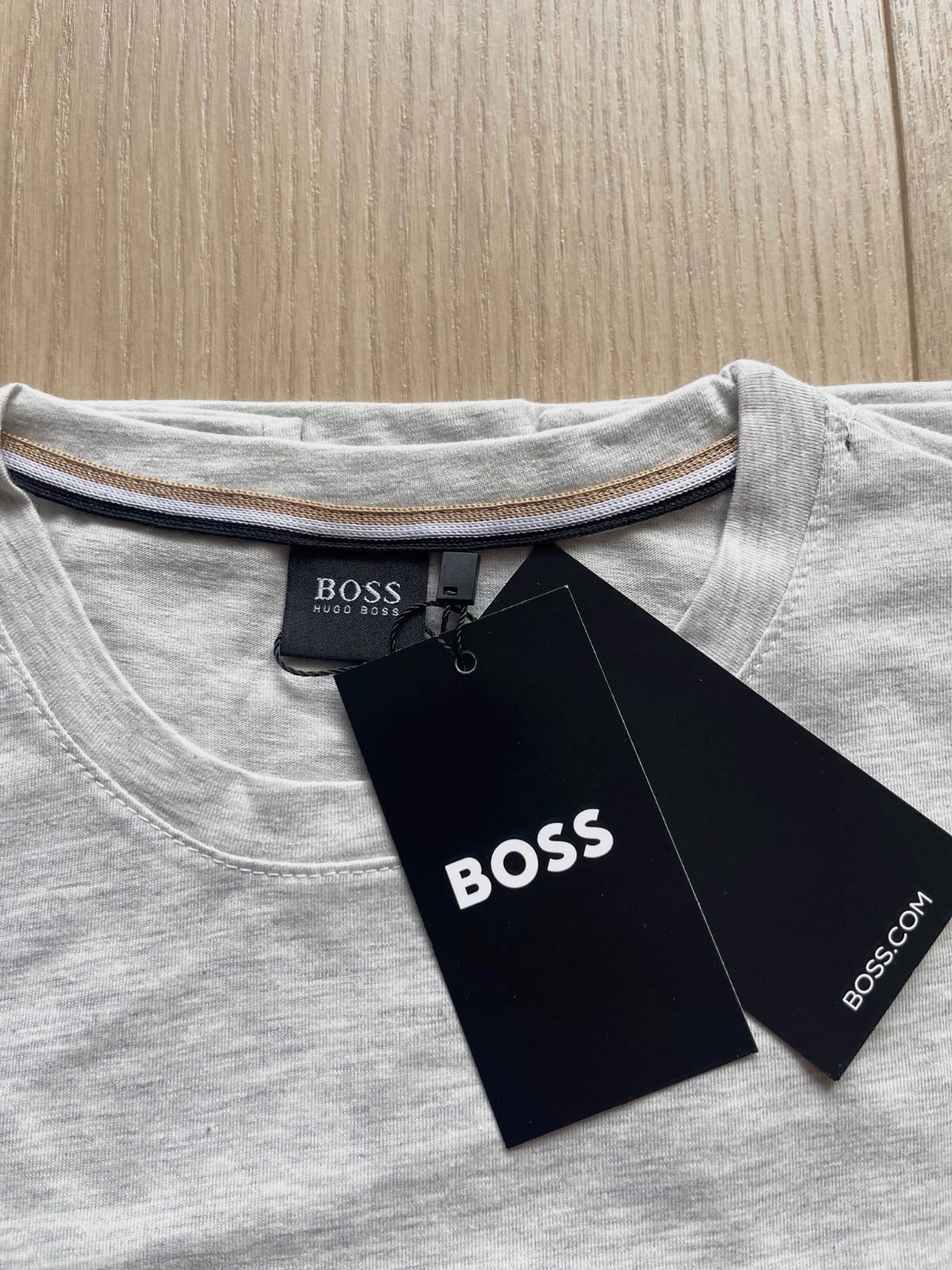 T-shirt gris Boss neuf avec étiquette – Hugo Boss – taille M 2