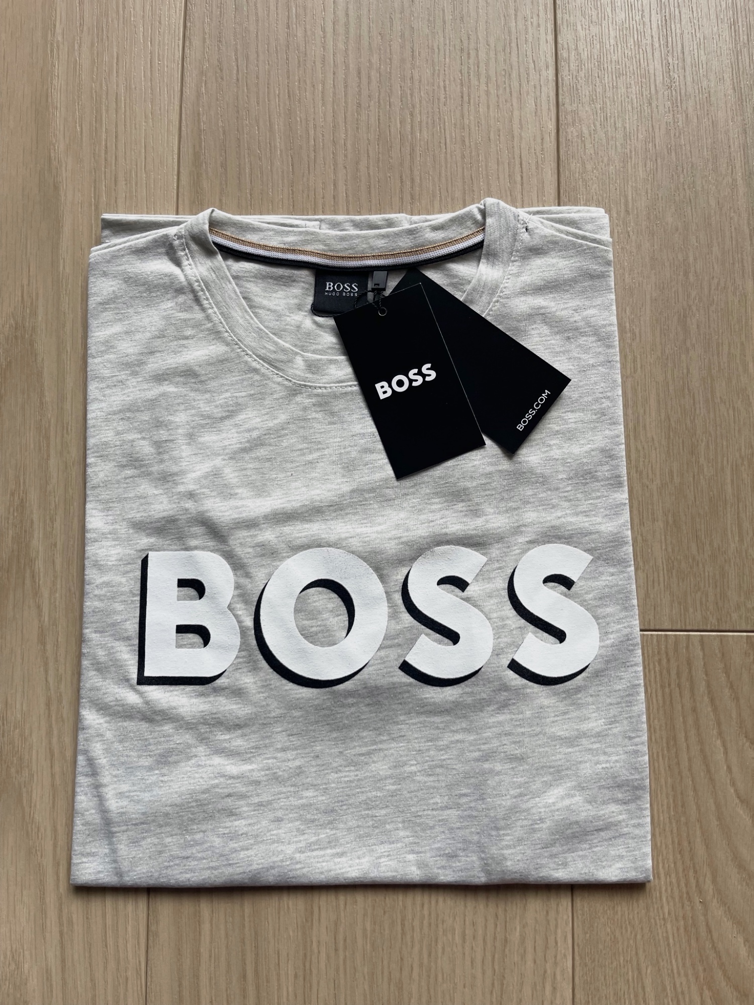 T-shirt gris Boss neuf avec étiquette 