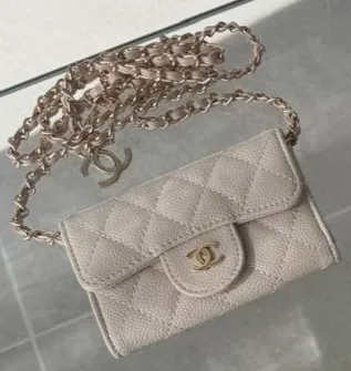 Porte-cartes à chaîne Chanel cuir matelassé beige – Chanel – taille Taille unique 2