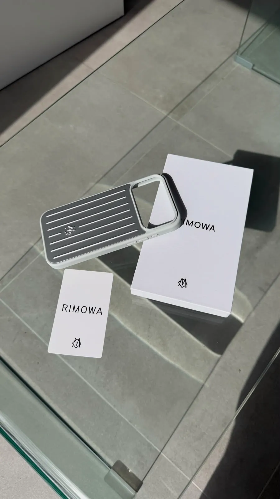 Coque de téléphone Rimowa gris et blanc – Rimowa 3
