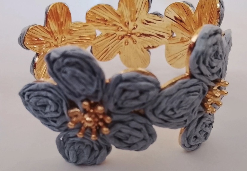 Bracelet fleurs en tissu bleu et doré