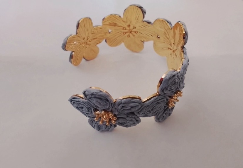 Bracelet fleurs en tissu bleu et doré 2