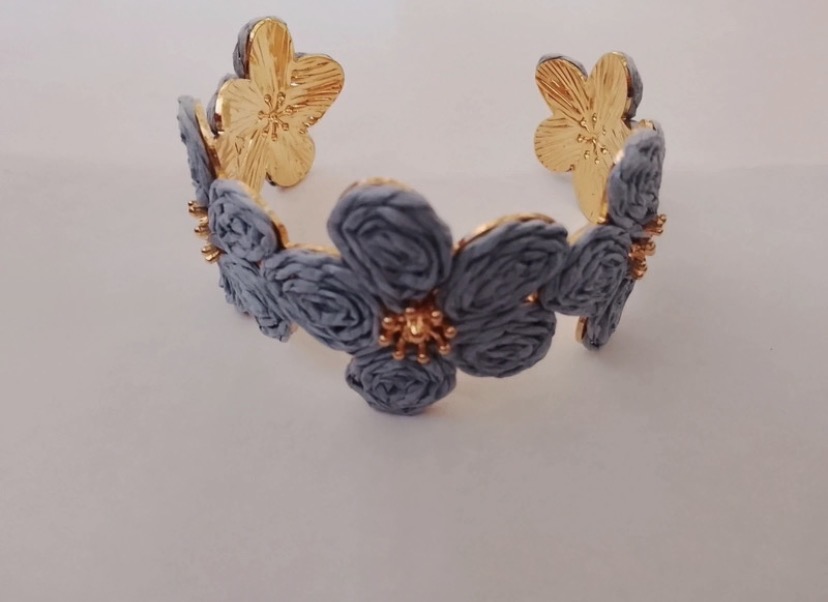 Bracelet fleurs en tissu bleu et doré 3