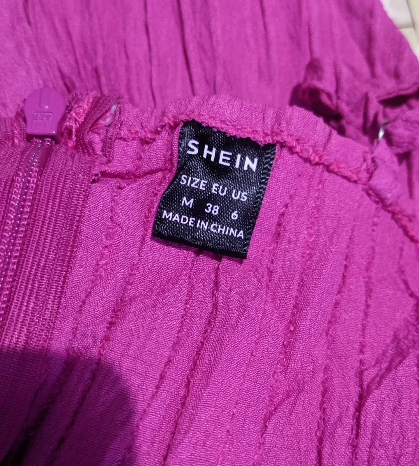 Robe patineuse rose fuchsia froissée 2