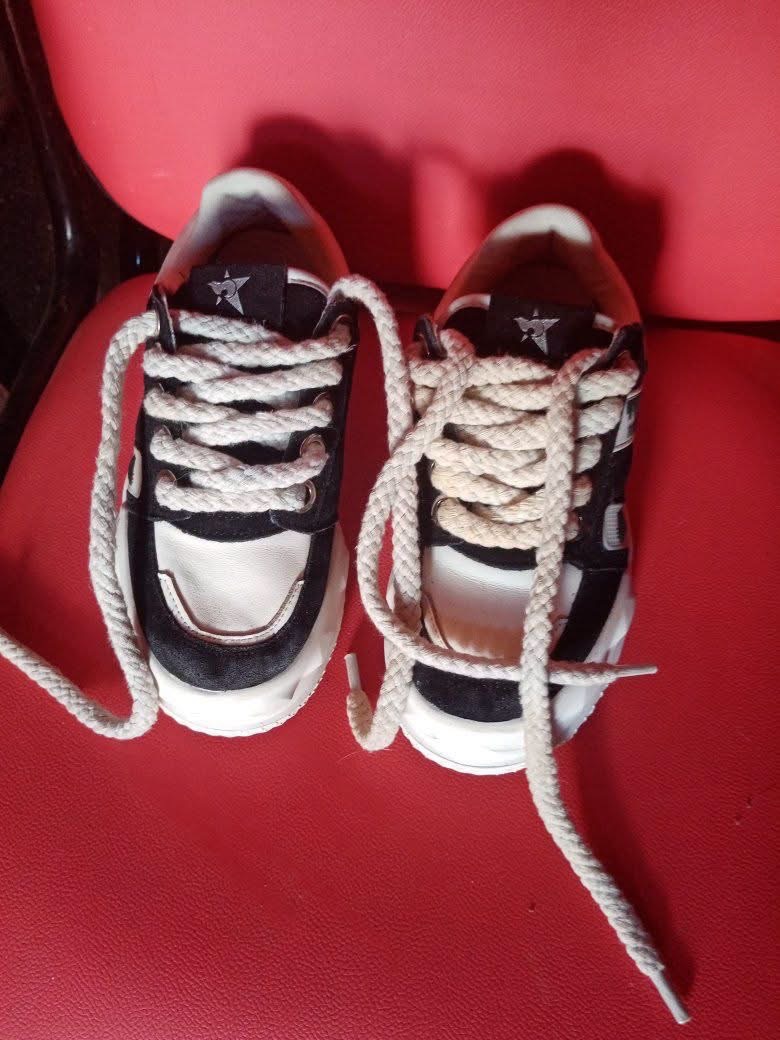 Sneakers noires et blanches avec lacets rope