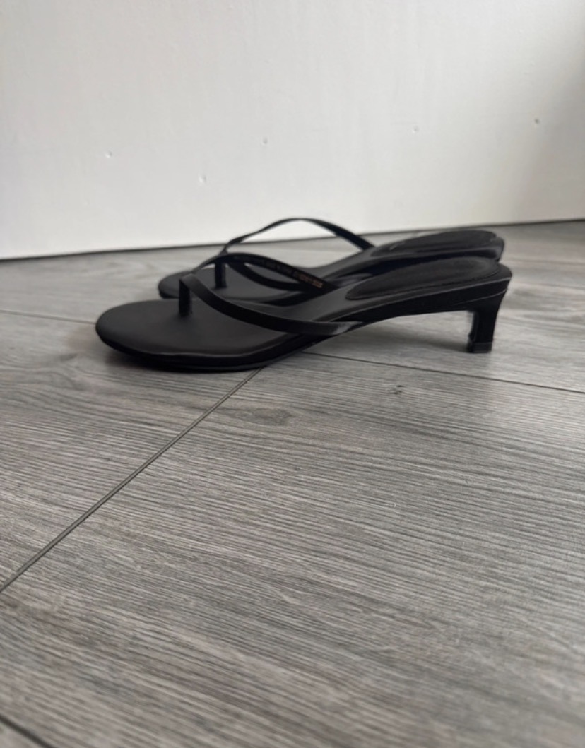 Tongs noires cuir 2