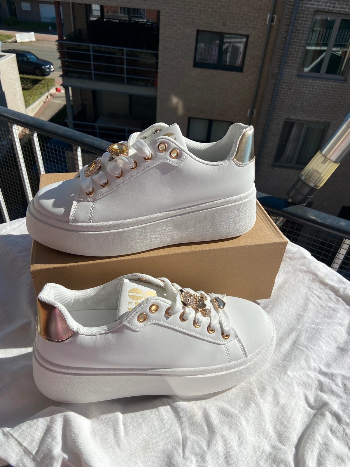 White sneakers 40