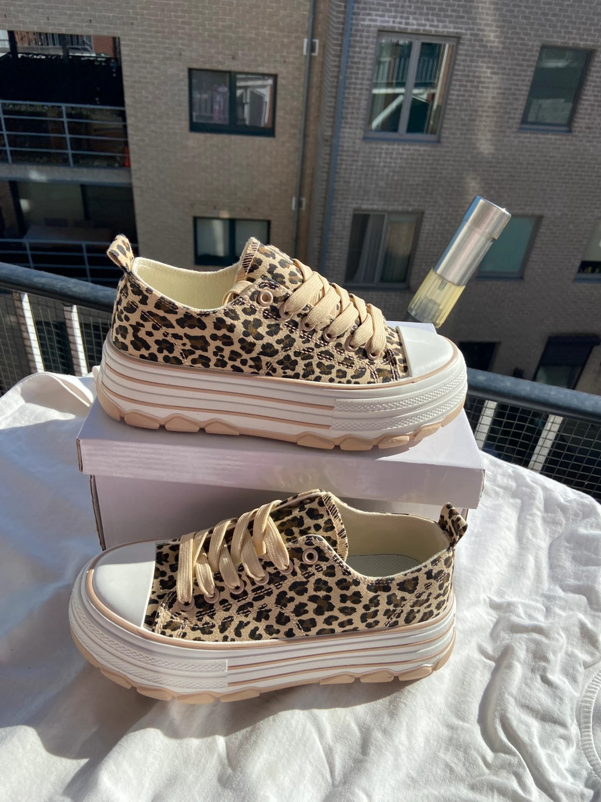 Woman’s sneakers 38