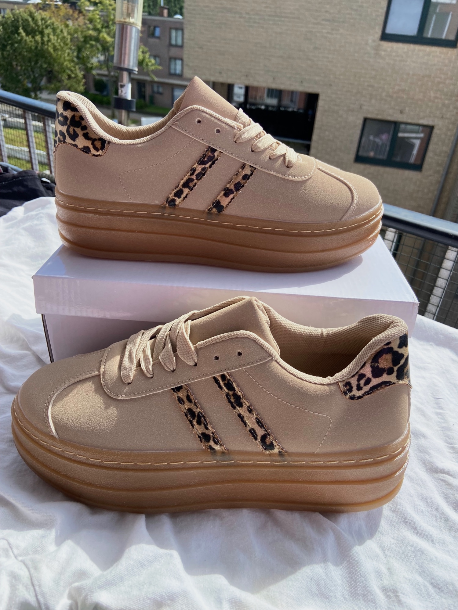 Woman sneakers 38
