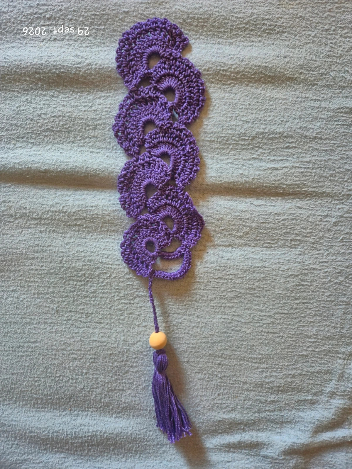 Magnifique grand marque page violet crochet