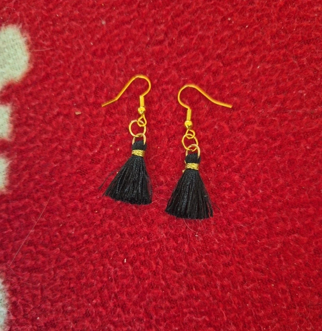 Boucles oreilles pompons noire et dorée – Shein 2
