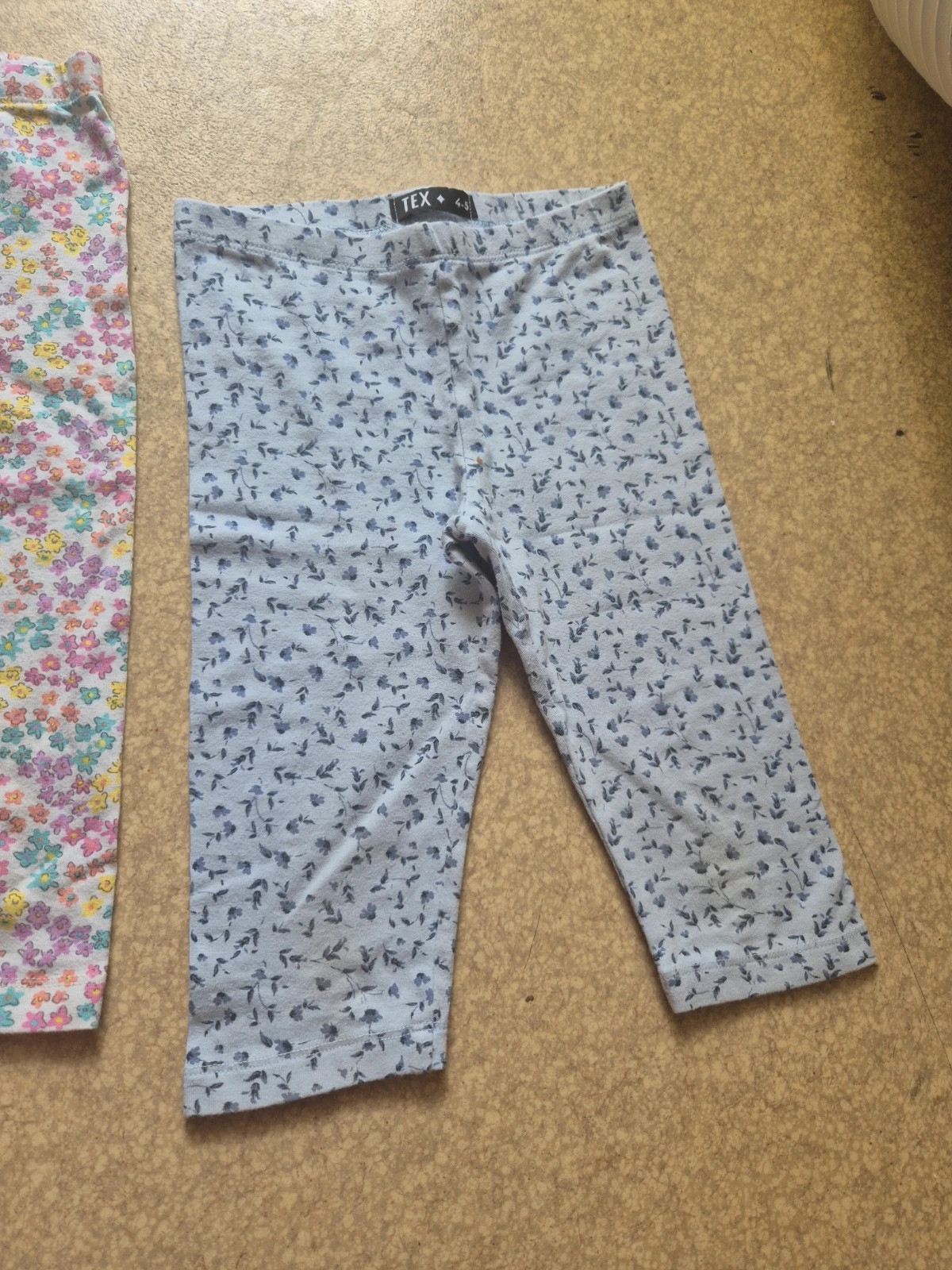 Lot 2 pantacourt 4-5 ans tex . Le bleu et neuf – TEX – taille 4 ans / 104 cm 4