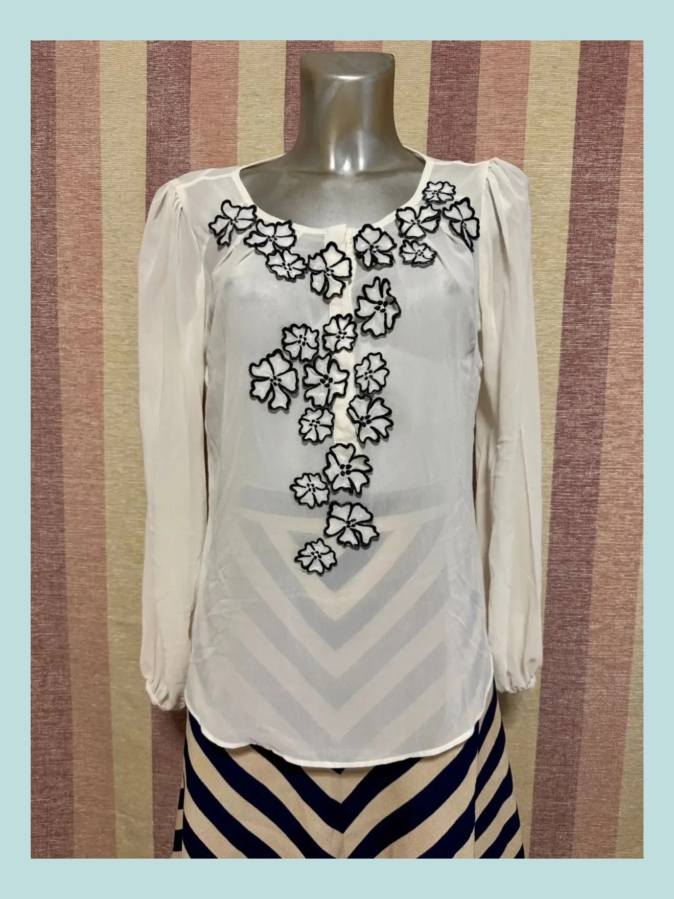 Blusa con flores fe la marca Principles , talla 42 🍀