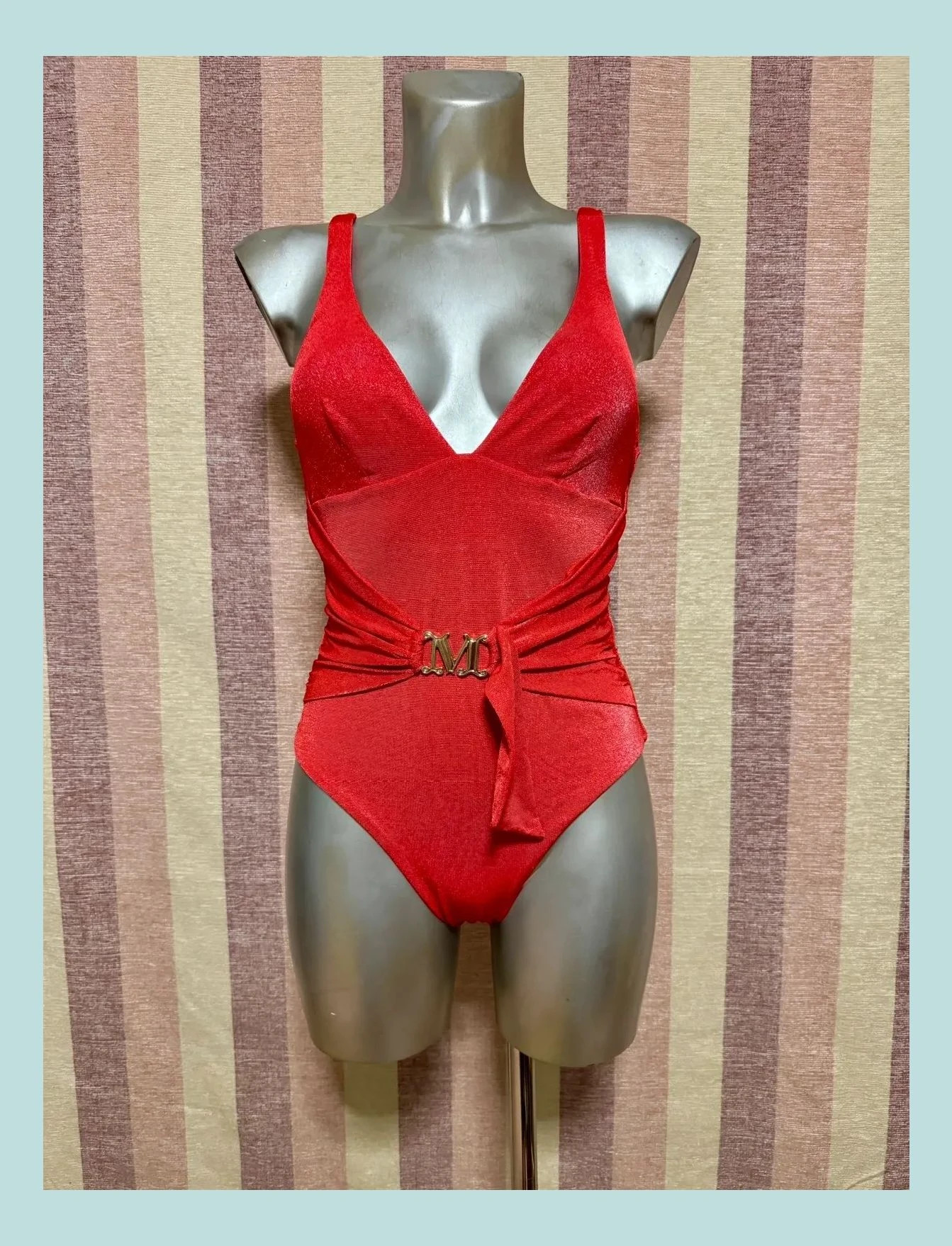 Bañador marca Max Mara , talla 2B , color rojo con brillo 🍀