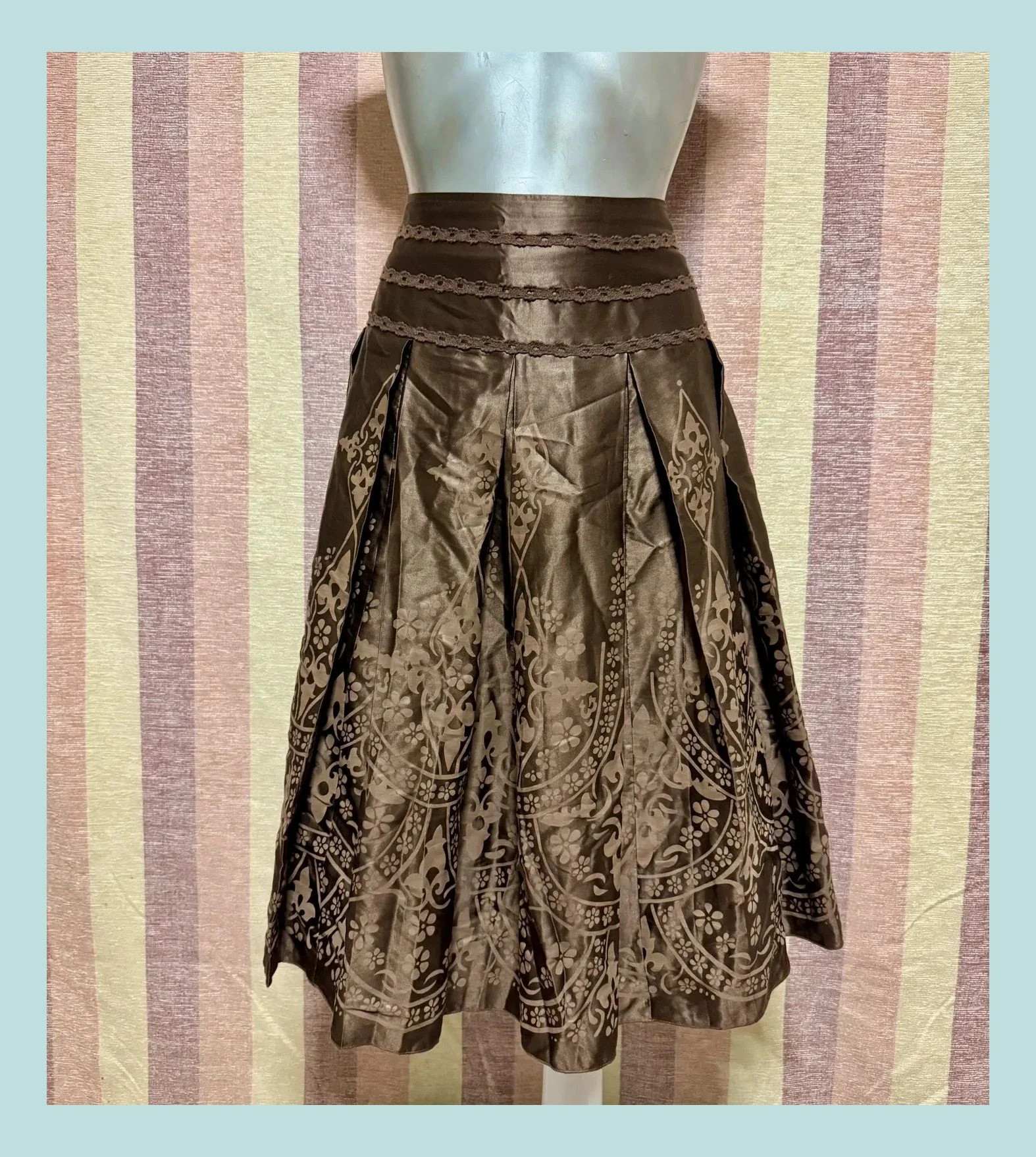 Falda satinada marca autograph , talla 40, tela seda y algodón 🍀