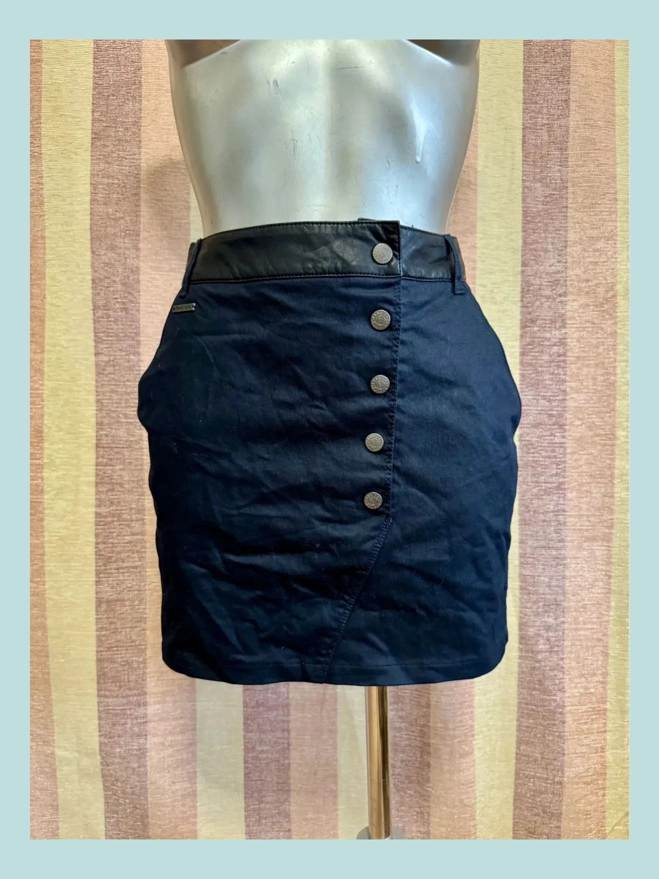 Mini falda vaquera marca terre de marins , talla 36 🍀