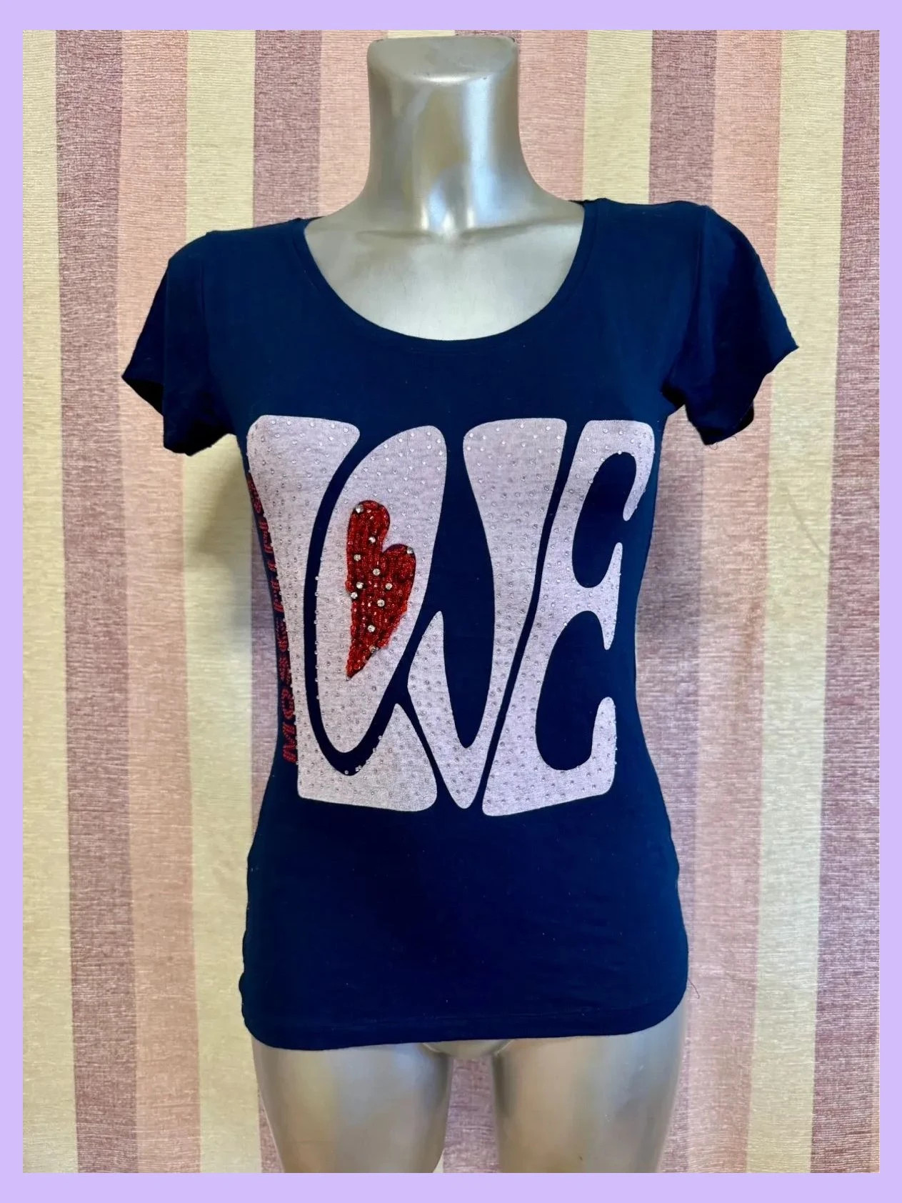 Camiseta algodón con brillos de marca Moschino , talla XL 🍀