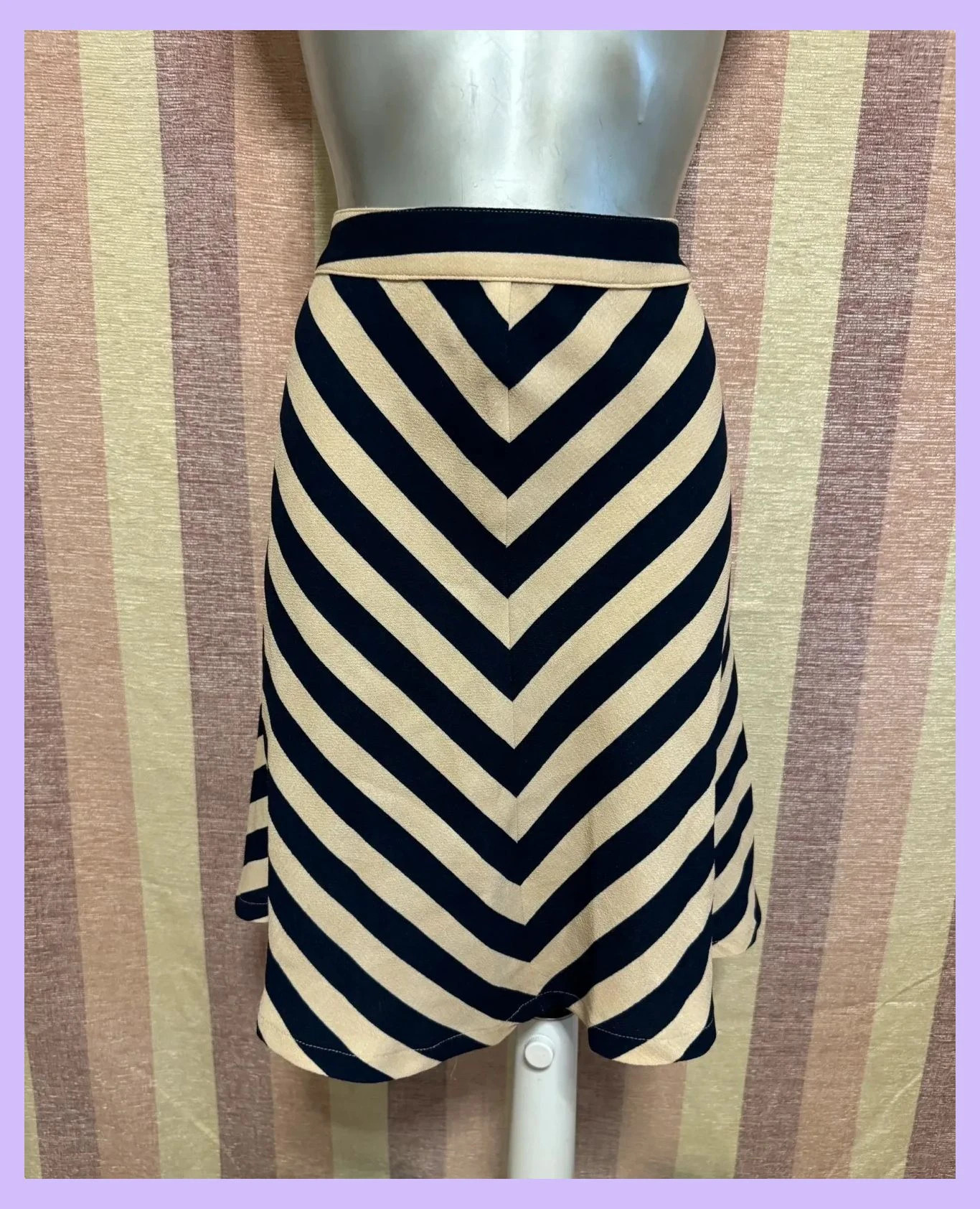 Falda por rodillas marca Louche talla M 🍀