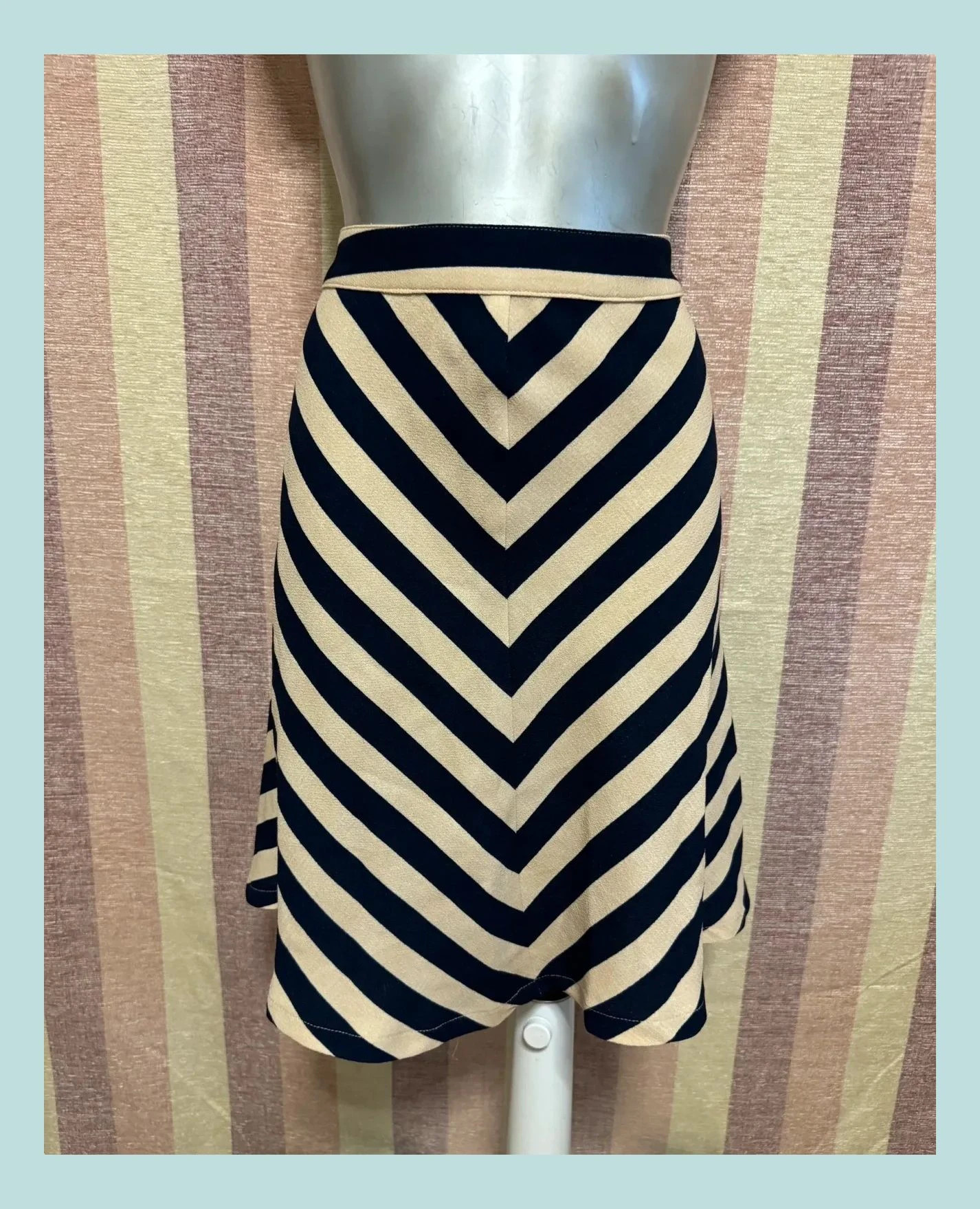 Falda por rodillas marca Louche talla M 🍀