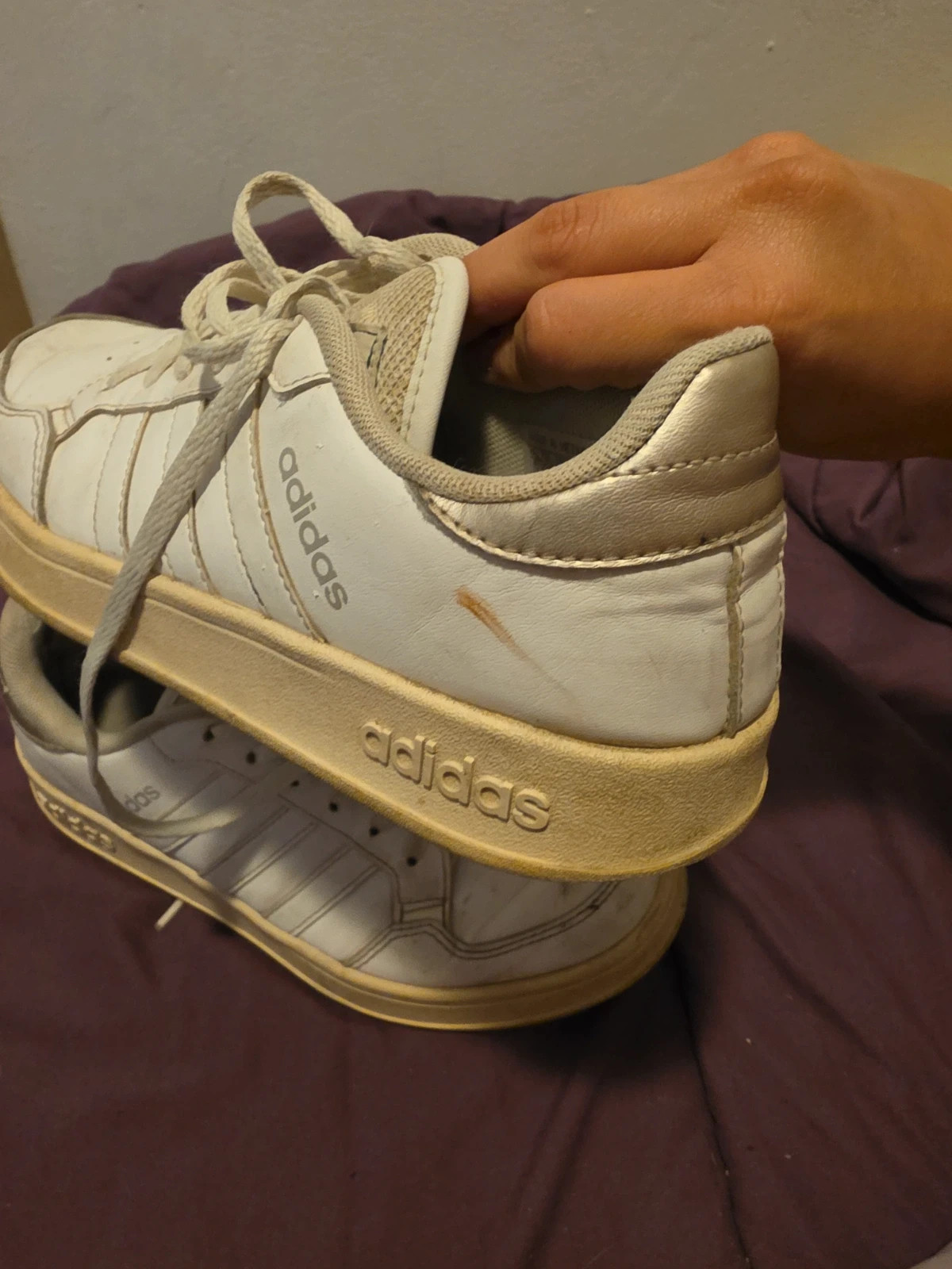 Bonjour je vend des chaussures de la marque Adidas porté plusieurs fois avec des petits taches – adidas – taille 36 5