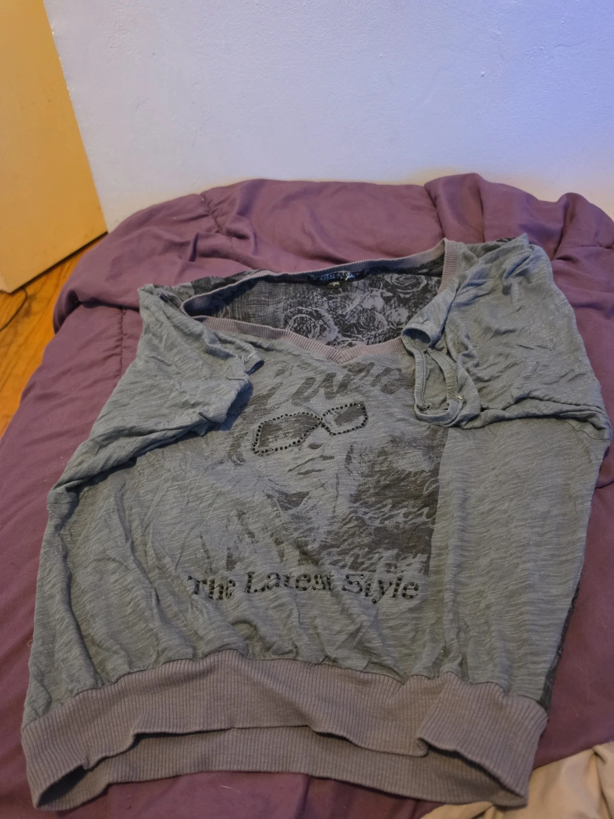 Bonjour je vend un t-shirt taille S en bon état porté 2 fois