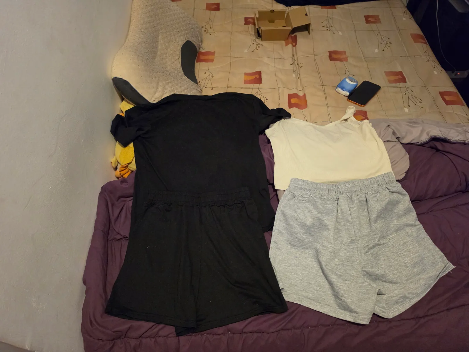 Bonjour je vend deux ensemble de vêtements d'été porté 3 fois en bon état  – Disney – taille S 2
