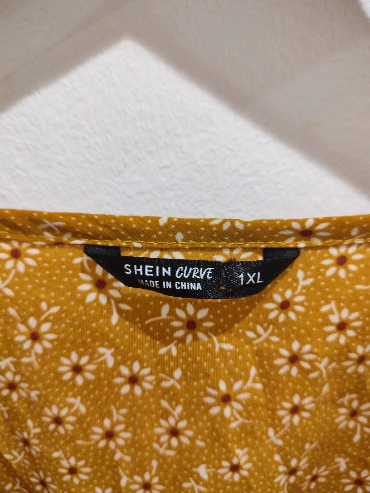 Blusa margaritas – Shein Curve – taille 5XL / 50 / 22 2