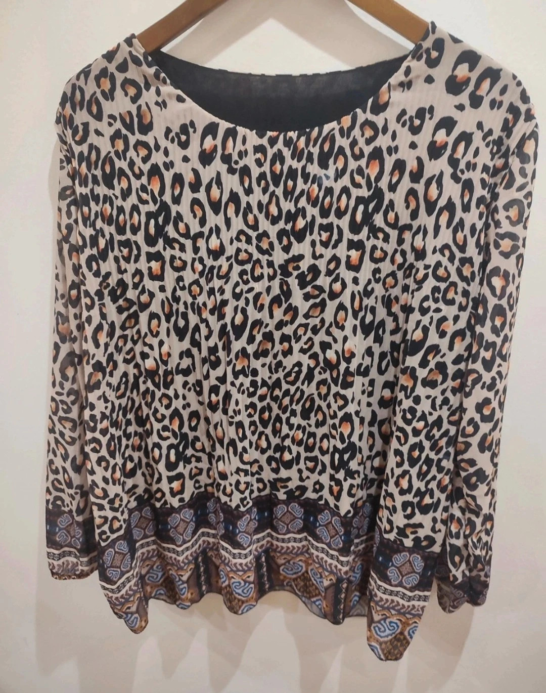 Blusa con estampado de leopardo – Local – taille 6XL / 52 / 24
