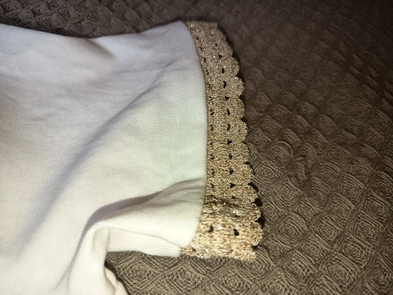 Zara White T-Shirt with Gold Crochet Sleeves Size L – Zara – taille L / 40 / 12 3