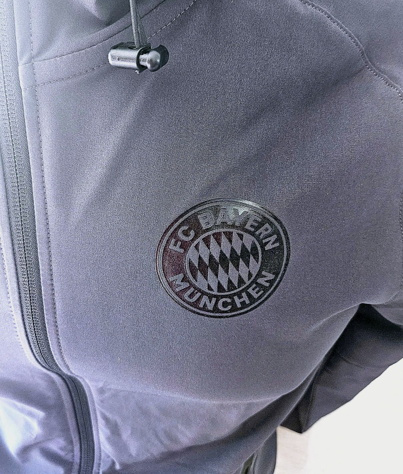 Veste de sport à capuche Adidas FC Bayern München – Adidas – taille M 4