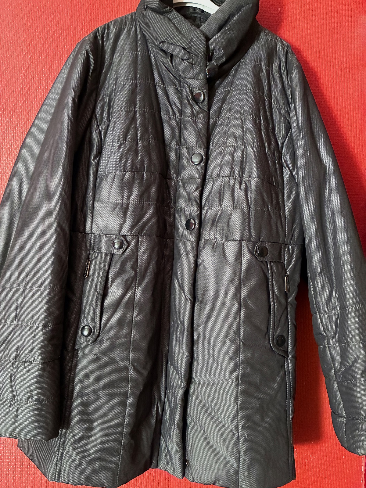 Veste grise matelassée avec capuche pour femme de Mayerline 
