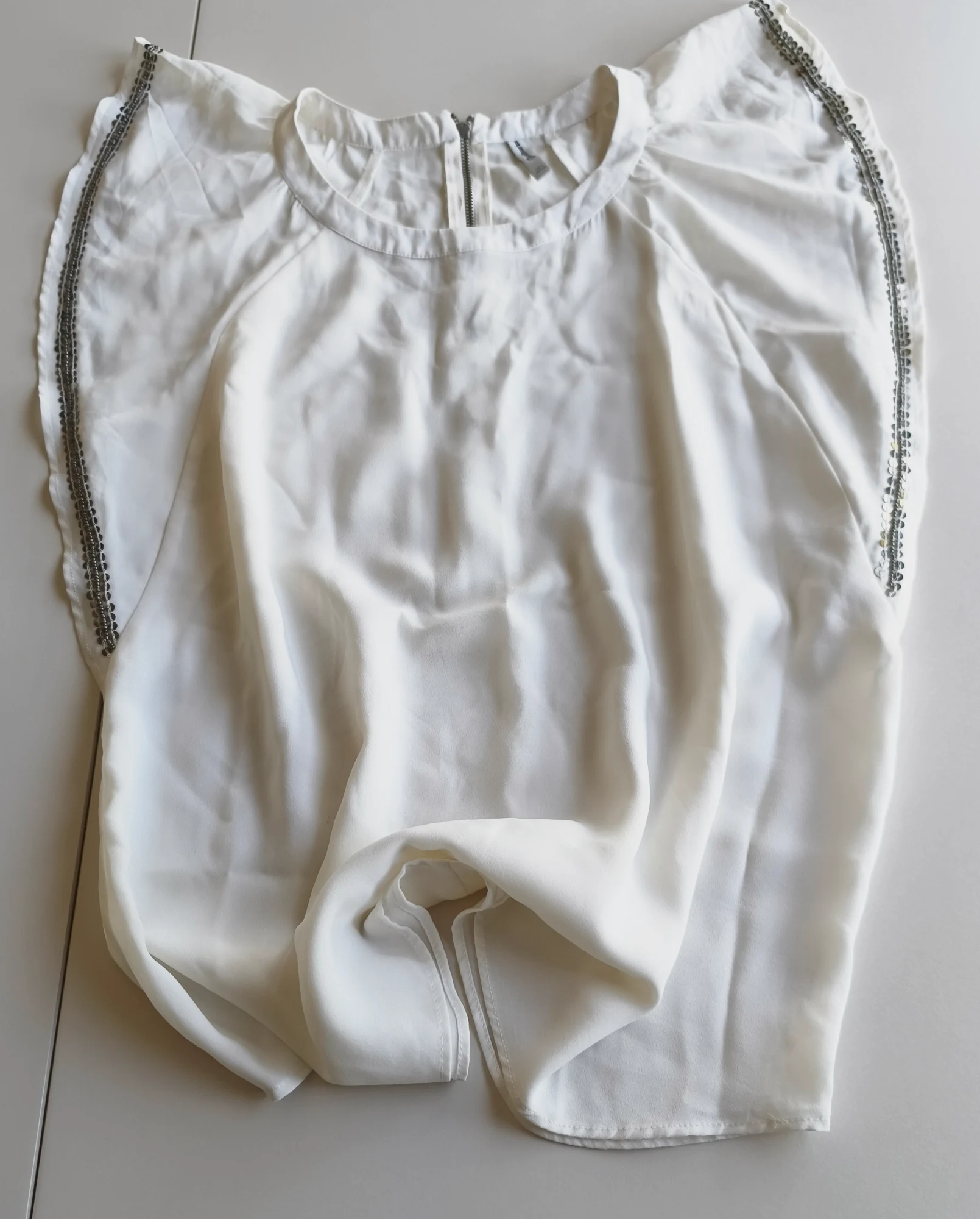 blusa blanca con lentejuelas – Stradivarius – taille L