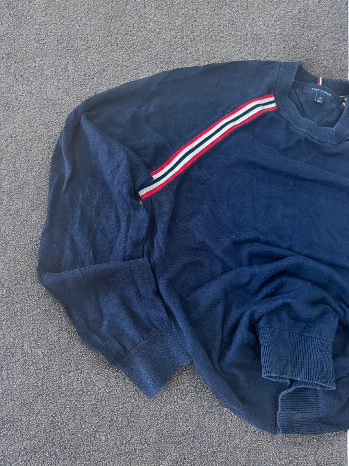 Tommy Hilfiger Navy Jumper Retro Vintage 90s 00s - Stripe Shoulder Detail - Size L – Tommy Hilfiger – taille L 2