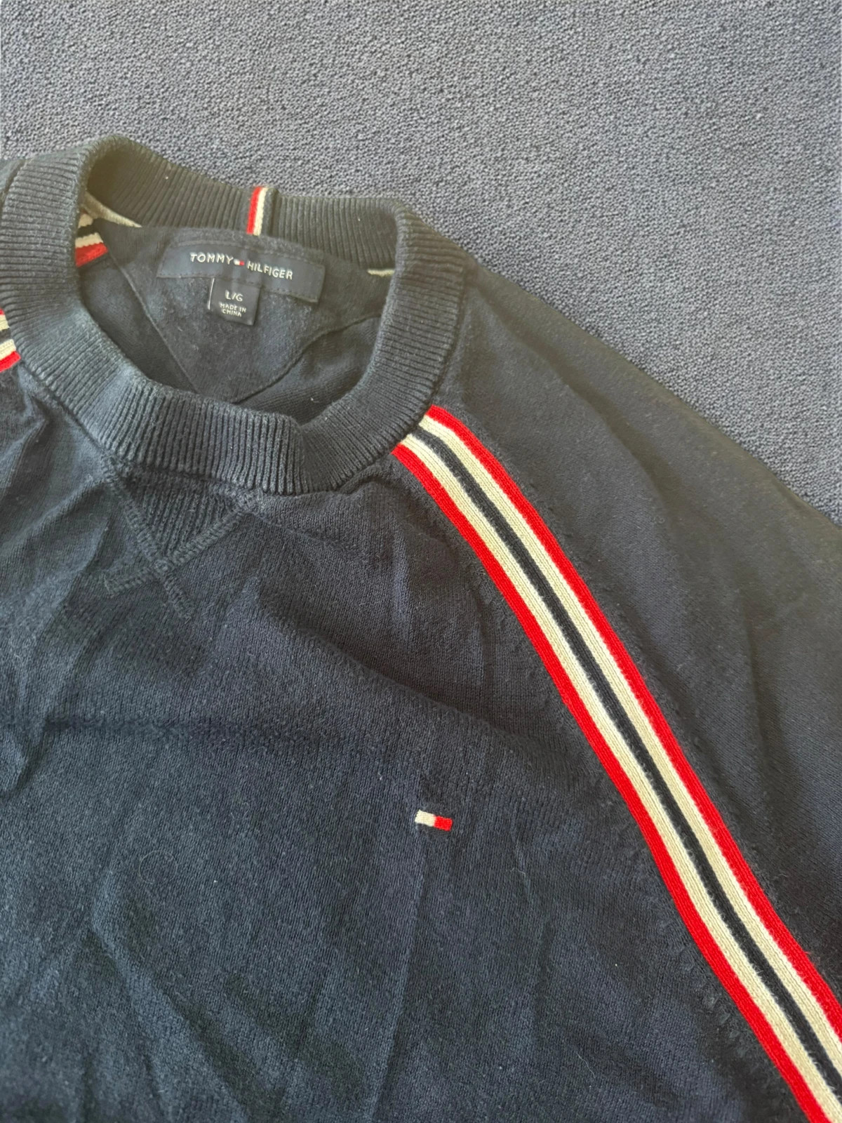 Tommy Hilfiger Navy Jumper Retro Vintage 90s 00s - Stripe Shoulder Detail - Size L – Tommy Hilfiger – taille L 5