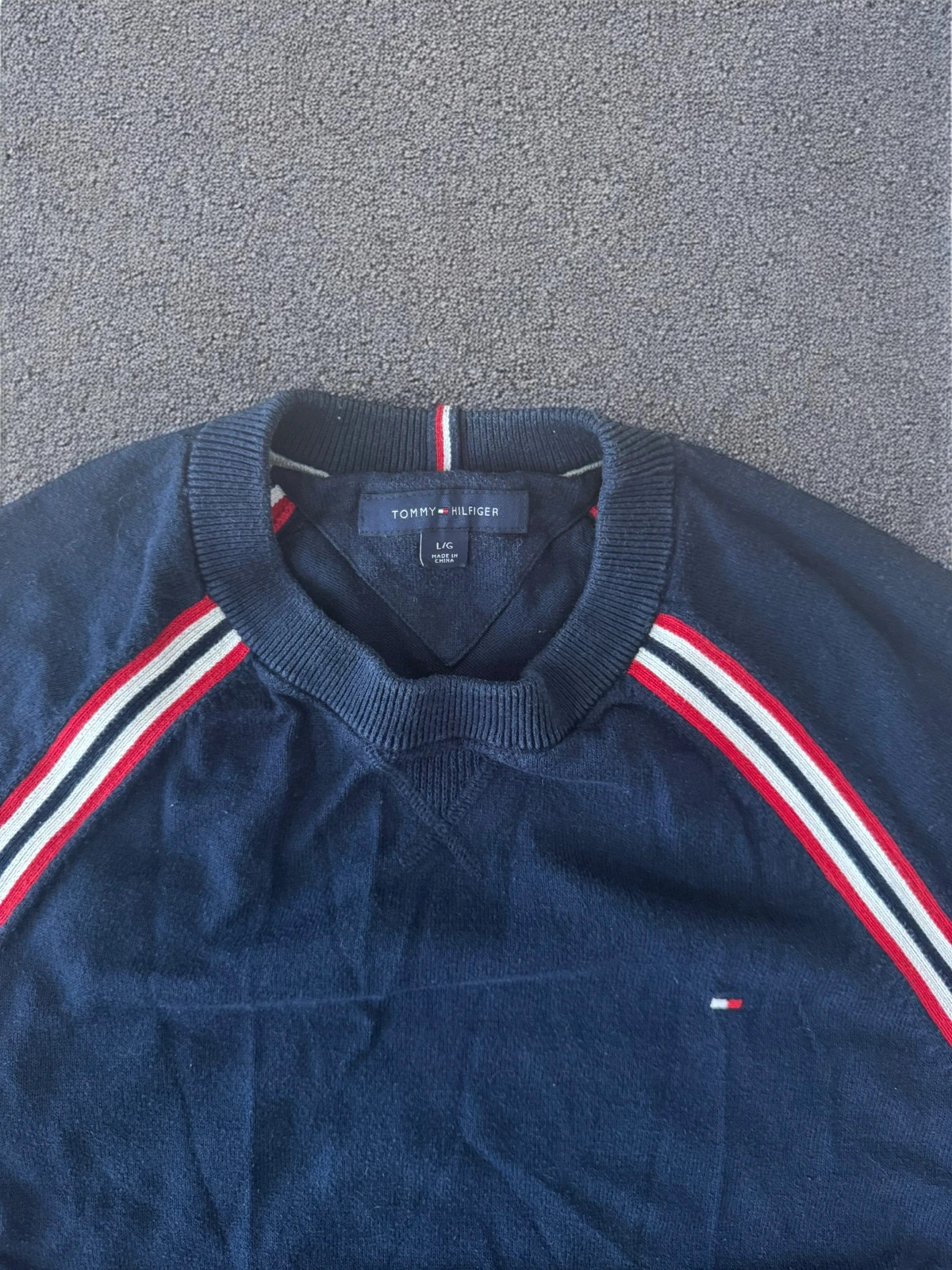 Tommy Hilfiger Navy Jumper Retro Vintage 90s 00s - Stripe Shoulder Detail - Size L – Tommy Hilfiger – taille L 4