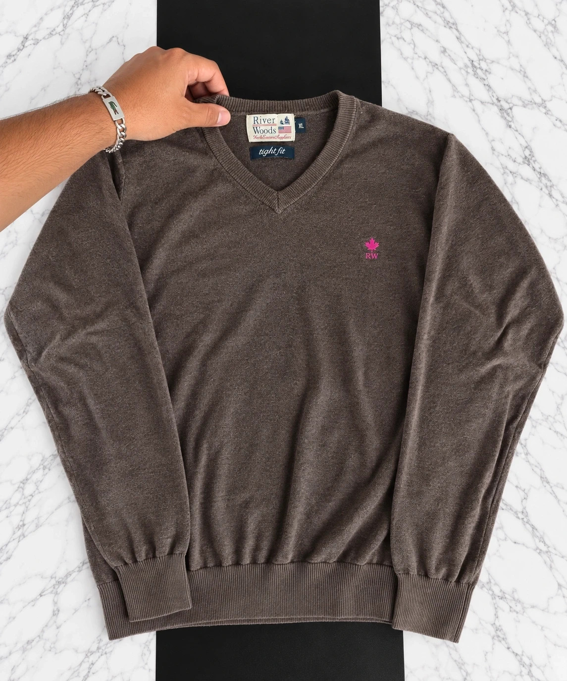 Pull River Woods Homme marron – Col V – Logo brodé rose – Taille XL – River Woods – taille XL 2